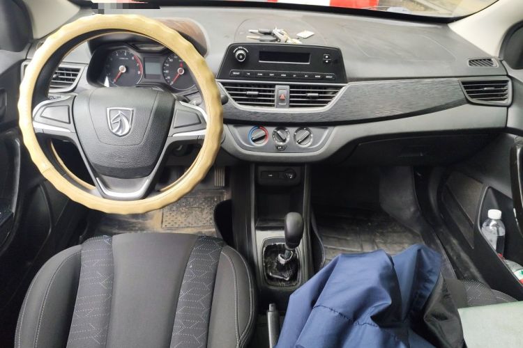 Used Baojun 310 2016 1.2L manual Comfort trim level Center Console