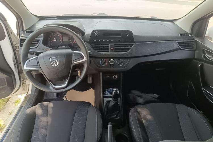 Used Baojun 310 2016 1.2L manual Comfort trim level Center Console