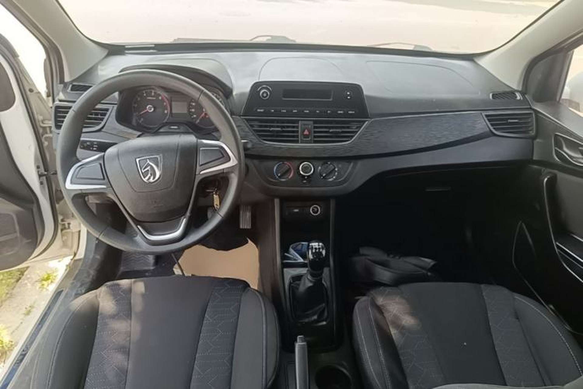 Used Baojun 310 2016 1.2L manual Comfort trim level Center Console