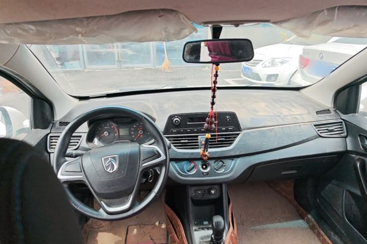 Used Baojun 310 2016 1.2L manual Comfort trim level Center Console