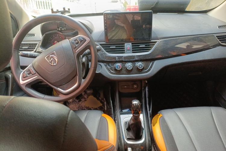 Used Baojun 310 2016 1.2L Manual Luxury Model Center Console