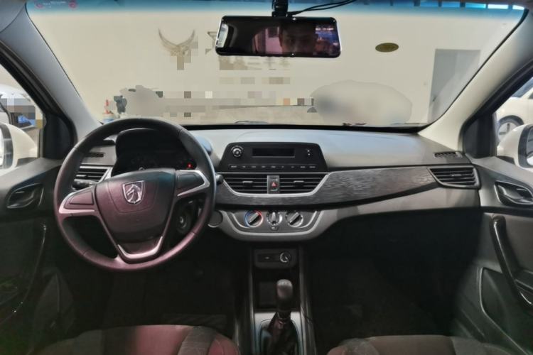 Used Baojun 310 2016 1.2L manual Comfort trim level Center Console
