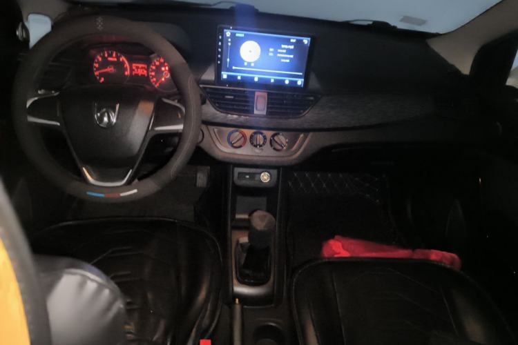 Used Baojun 310 2016 1.2L manual Comfort trim level Center Console