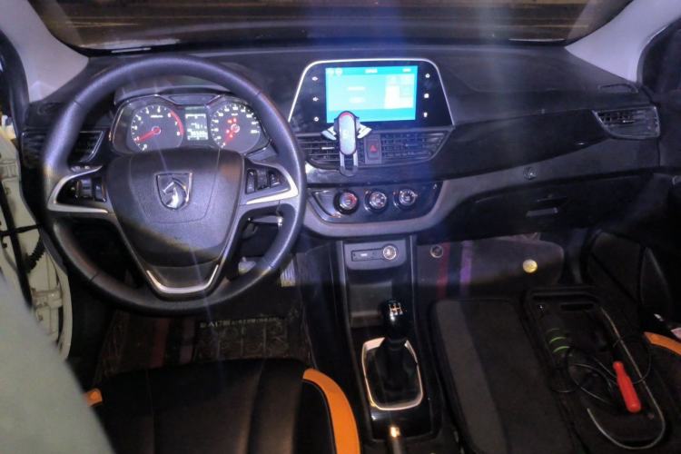 Used Baojun 310 2016 1.2L Manual Luxury Model Center Console