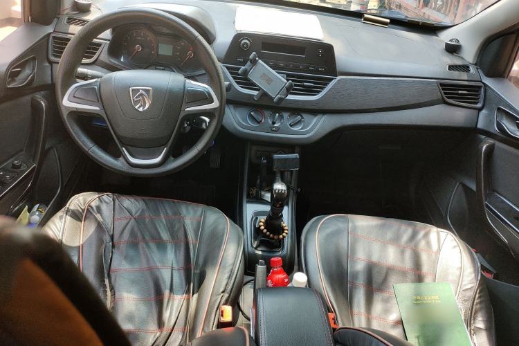 Used Baojun 310 2016 1.2L manual Comfort trim level Center Console
