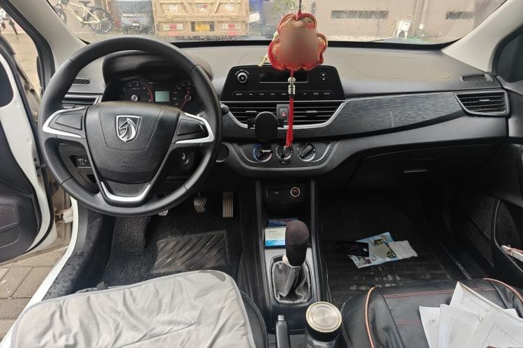 Used Baojun 310 2016 1.2L manual Comfort trim level Center Console