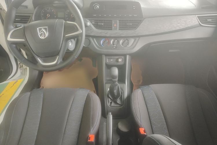Used Baojun 310 2016 1.2L manual Comfort trim level Center Console