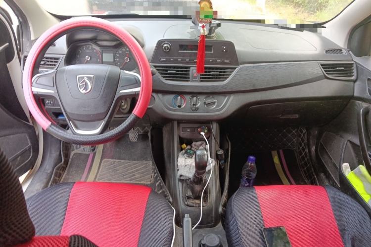 Used Baojun 310 2016 1.2L manual Comfort trim level Center Console