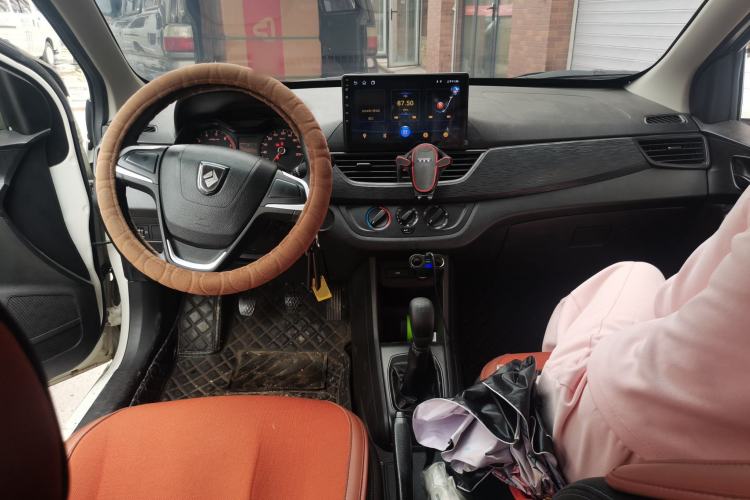 Used Baojun 310 2016 1.2L manual Comfort trim level Center Console