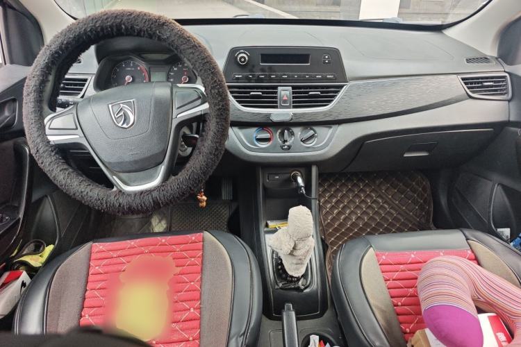 Used Baojun 310 2016 1.2L manual Comfort trim level Center Console
