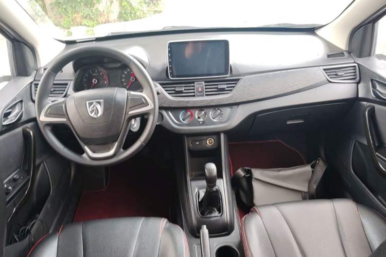 Used Baojun 310 2016 1.2L manual Comfort trim level Center Console