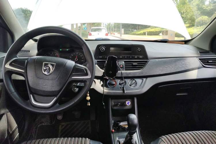 Used Baojun 310 2016 1.2L manual Comfort trim level Center Console