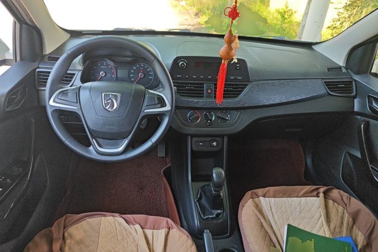 Used Baojun 310 2016 1.2L manual Comfort trim level Center Console
