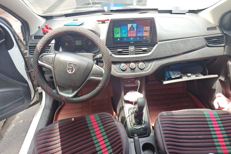 Used Baojun 310 2016 1.2L manual Comfort trim level Center Console