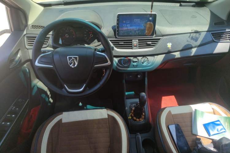 Used Baojun 310 2016 1.2L manual Comfort trim level Center Console