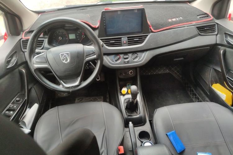 Used Baojun 310 2016 1.2L manual Comfort trim level Center Console