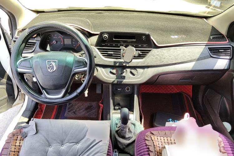 Used Baojun 310 2016 1.2L manual Comfort trim level Center Console