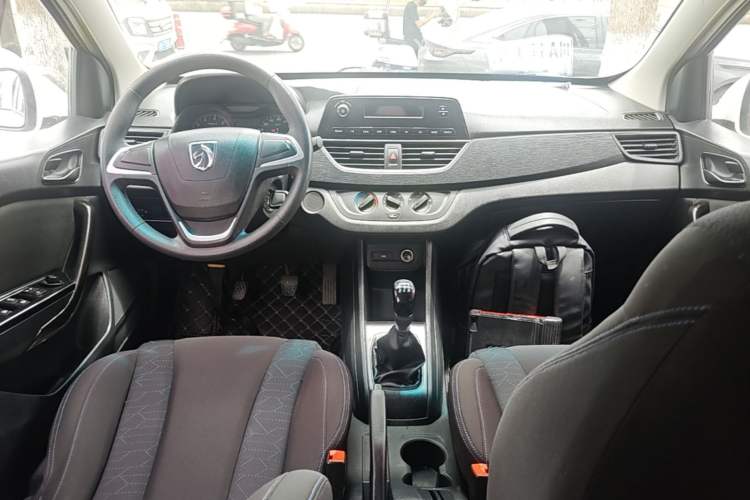 Used Baojun 310 2016 1.2L manual Comfort trim level Center Console