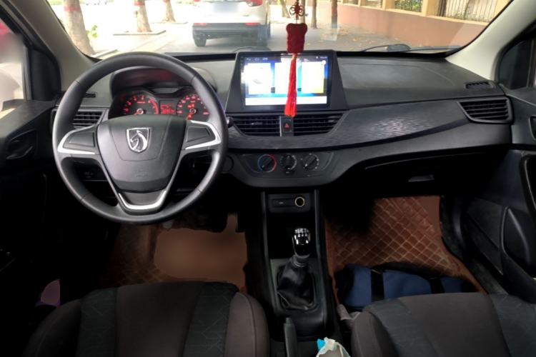 Used Baojun 310 2016 1.2L manual Comfort trim level Center Console