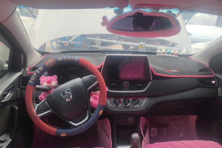 Used Baojun 310 2016 1.2L manual Comfort trim level Center Console