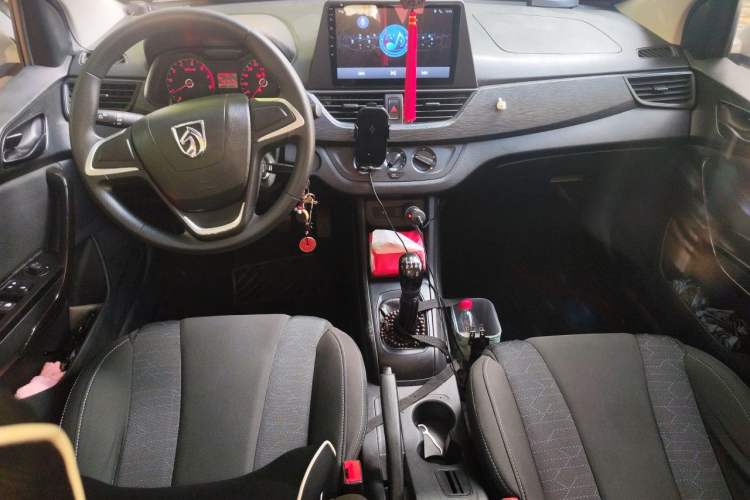 Used Baojun 310 2016 1.2L manual Comfort trim level Center Console