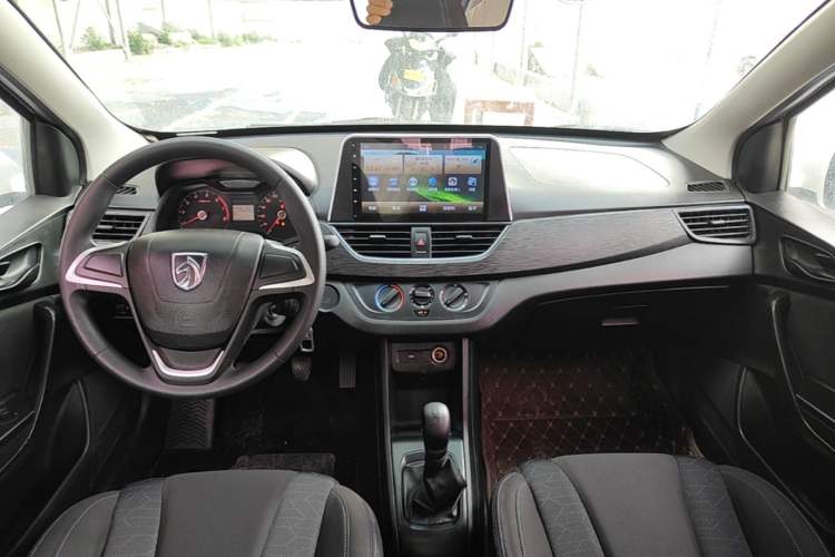 Used Baojun 310 2016 1.2L manual Comfort trim level Center Console