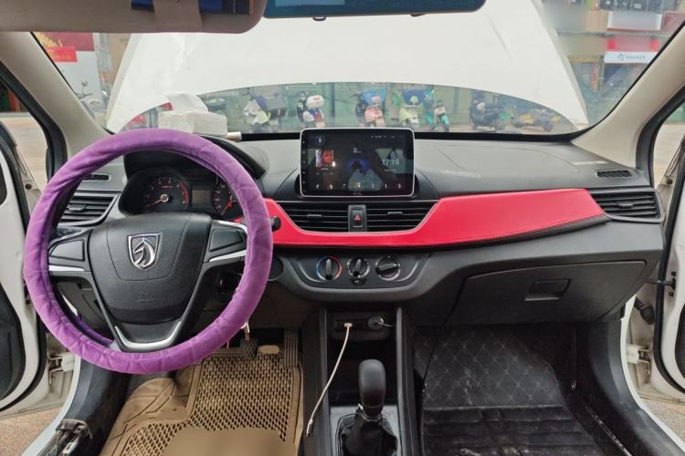 Used Baojun 310 2016 1.2L manual Comfort trim level Center Console