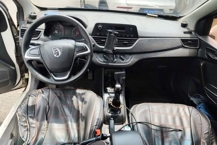 Used Baojun 310 2016 1.2L manual Comfort trim level Center Console