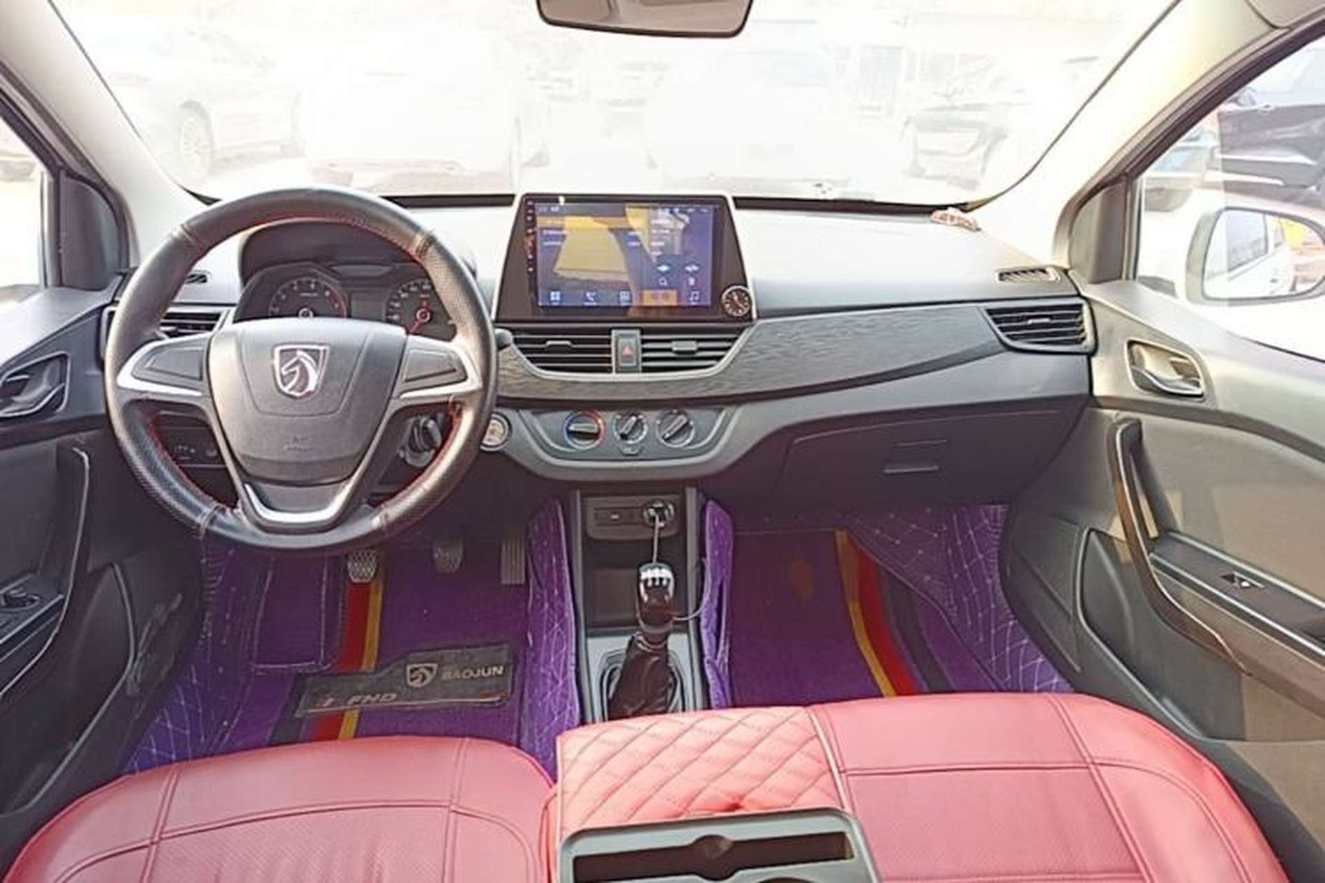 Used Baojun 310 2016 1.2L manual Comfort trim level Center Console