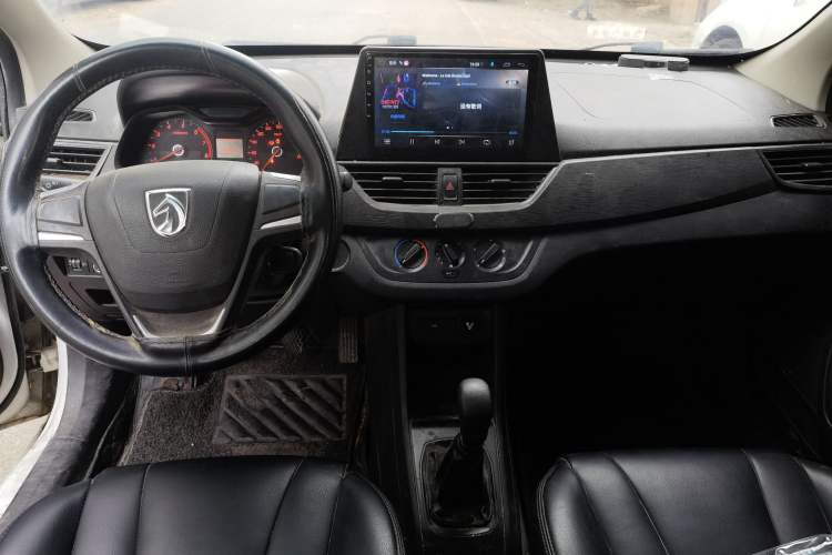 Used Baojun 310 2016 1.2L manual Comfort trim level Center Console
