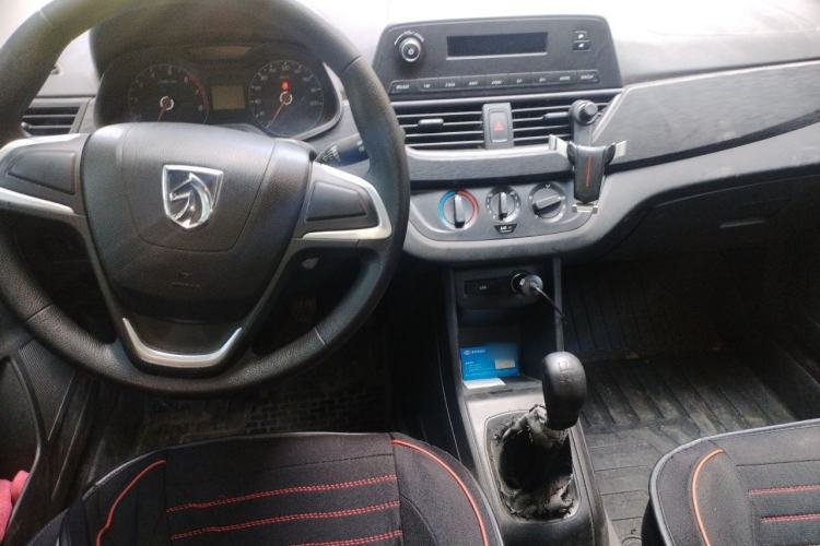 Used Baojun 310 2016 1.2L manual Comfort trim level Center Console