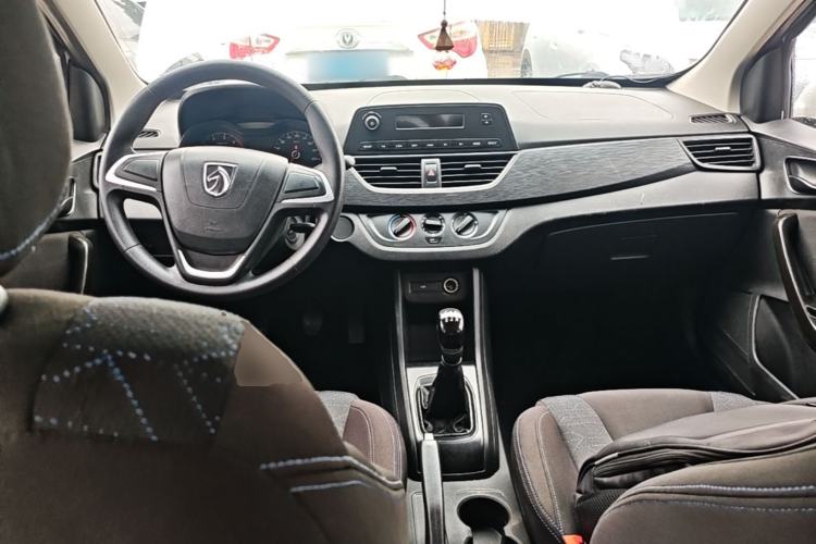 Used Baojun 310 2016 1.2L manual Comfort trim level Center Console