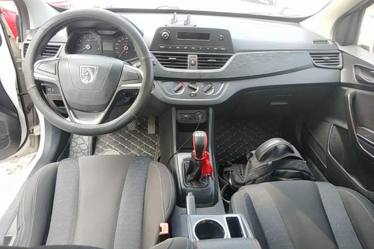 Used Baojun 310 2016 1.2L manual Comfort trim level Center Console