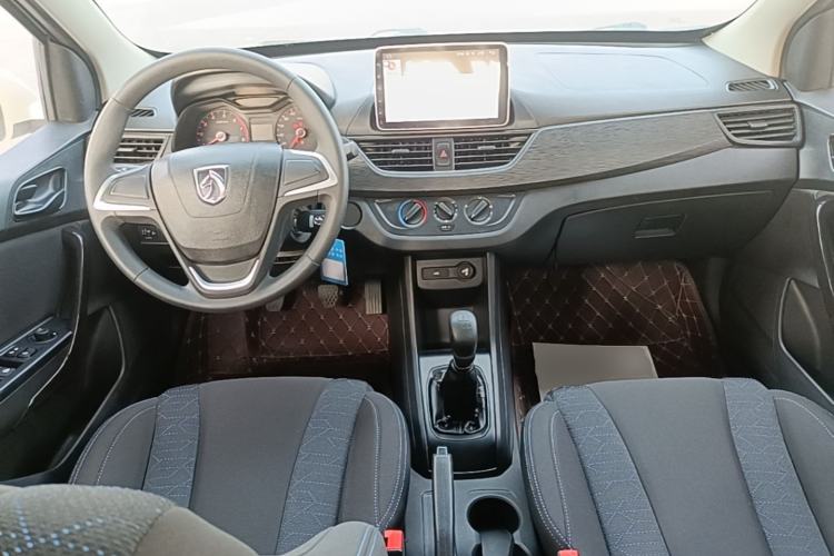 Used Baojun 310 2016 1.2L manual Comfort trim level Center Console
