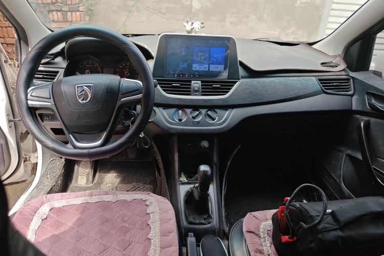 Used Baojun 310 2016 1.2L manual Comfort trim level Center Console