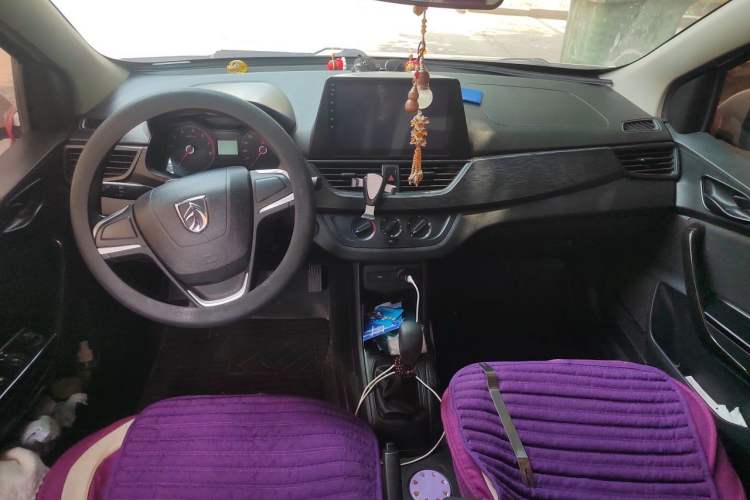 Used Baojun 310 2016 1.2L manual Comfort trim level Center Console