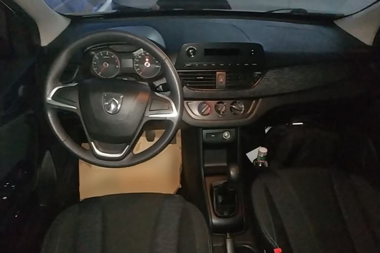 Used Baojun 310 2016 1.2L manual Comfort trim level Center Console