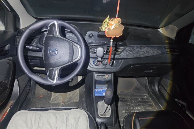 Used Baojun 310 2016 1.2L manual Comfort trim level Center Console