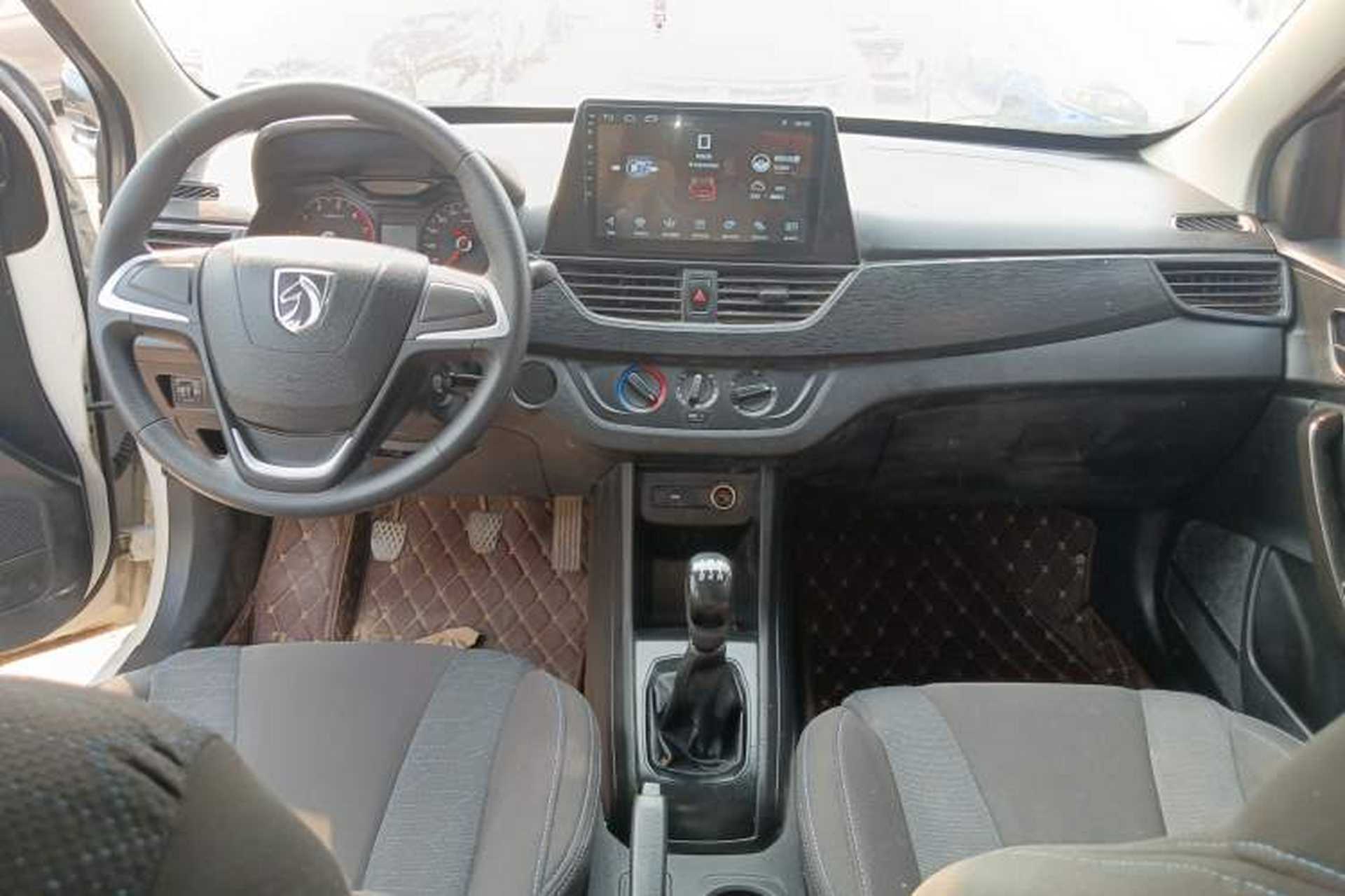 Used Baojun 310 2016 1.2L manual Comfort trim level Center Console