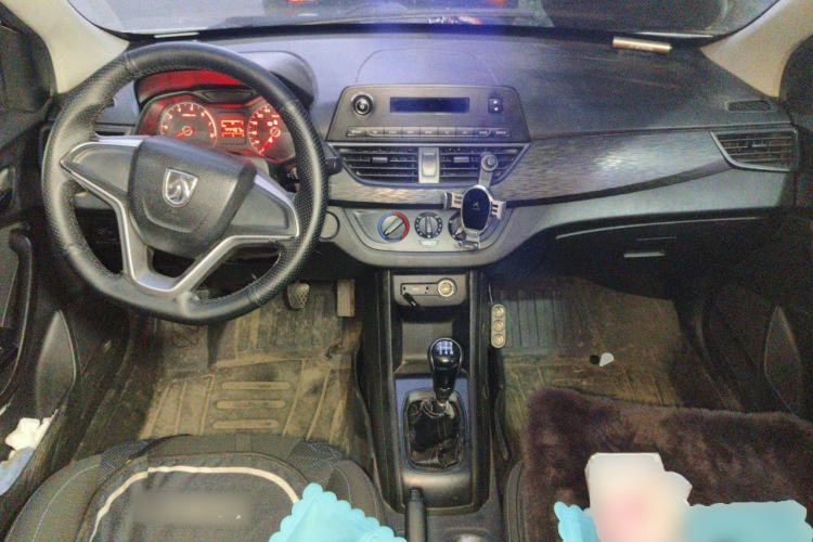 Used Baojun 310 2016 1.2L manual Comfort trim level Center Console