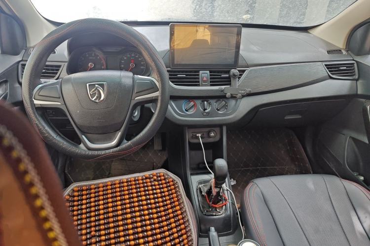 Used Baojun 310 2016 1.2L manual Comfort trim level Center Console