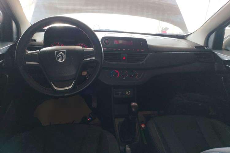 Used Baojun 310 2016 1.2L manual Comfort trim level Center Console