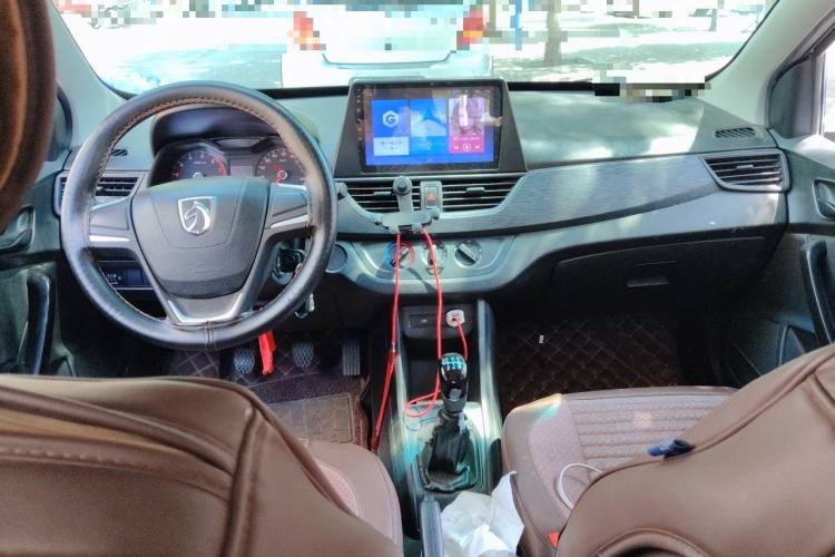 Used Baojun 310 2016 1.2L manual Comfort trim level Center Console