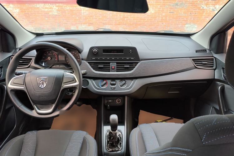 Used Baojun 310 2016 1.2L manual Comfort trim level Center Console