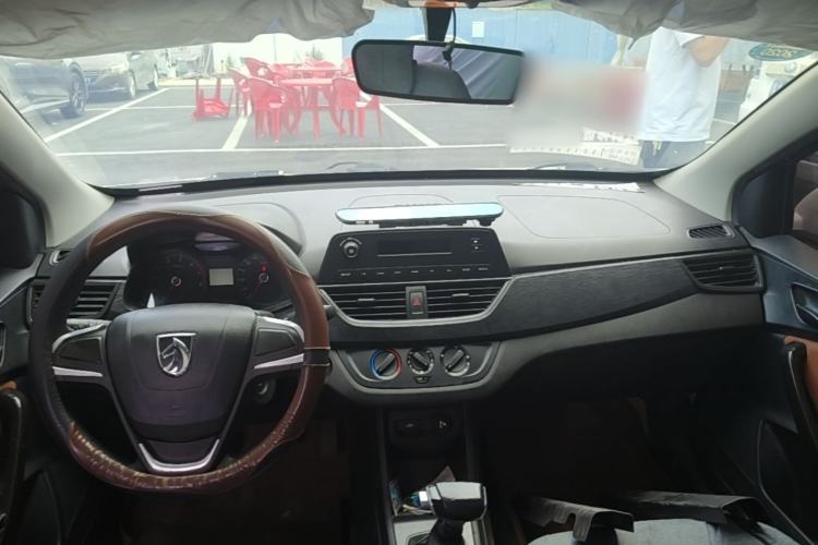 Used Baojun 310 2016 1.2L manual Comfort trim level Center Console