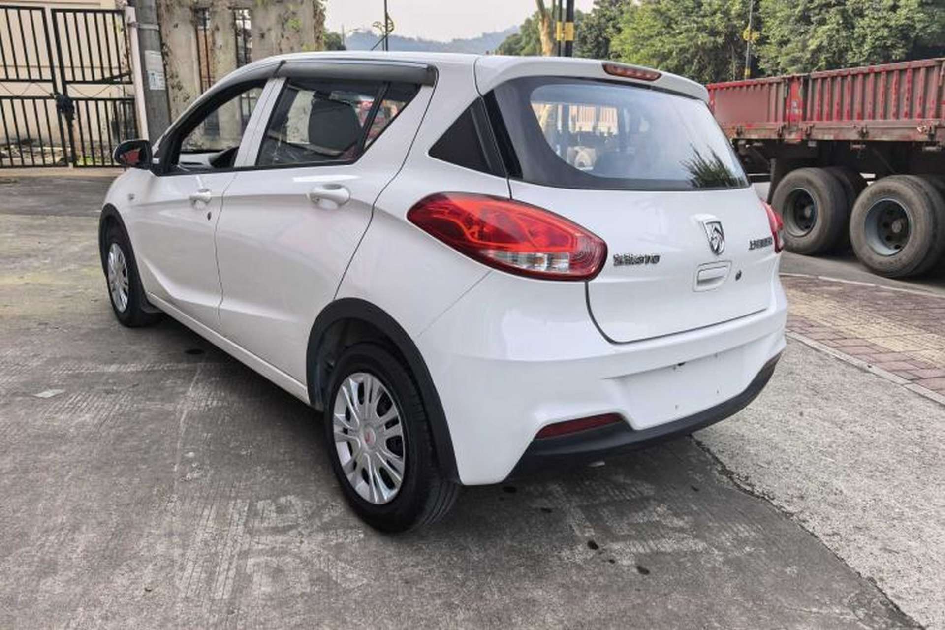 Used Baojun 310 2016 1.2L manual Comfort trim level Exterior 5