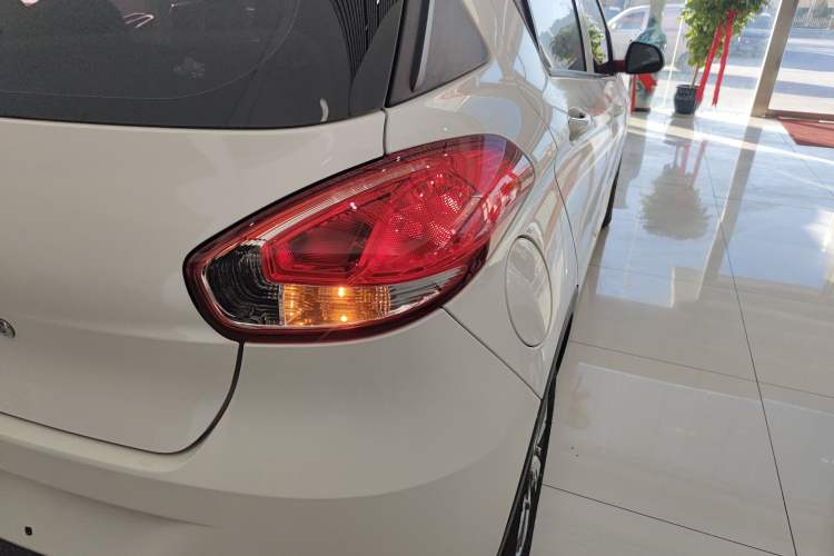 Used Baojun 310 2016 1.2L manual Comfort trim level Exterior 6