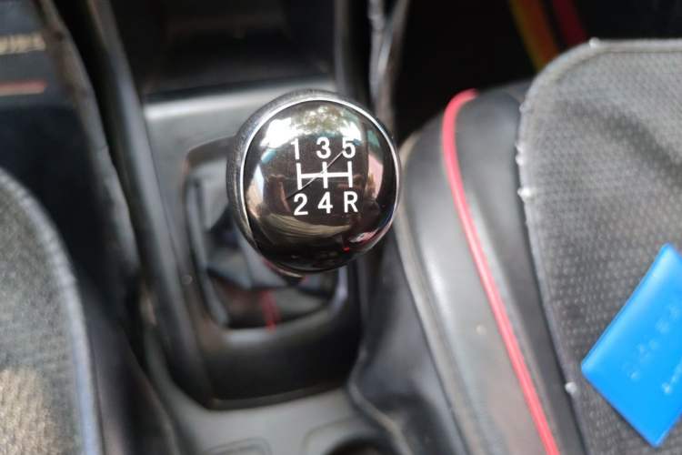 Used Baojun 310 2016 1.2L Manual Value Edition Gear Lever