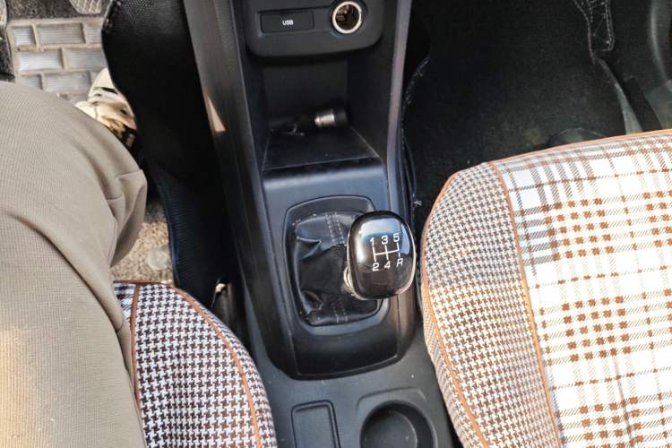 Used Baojun 310 2016 1.2L manual Comfort trim level Gear Lever