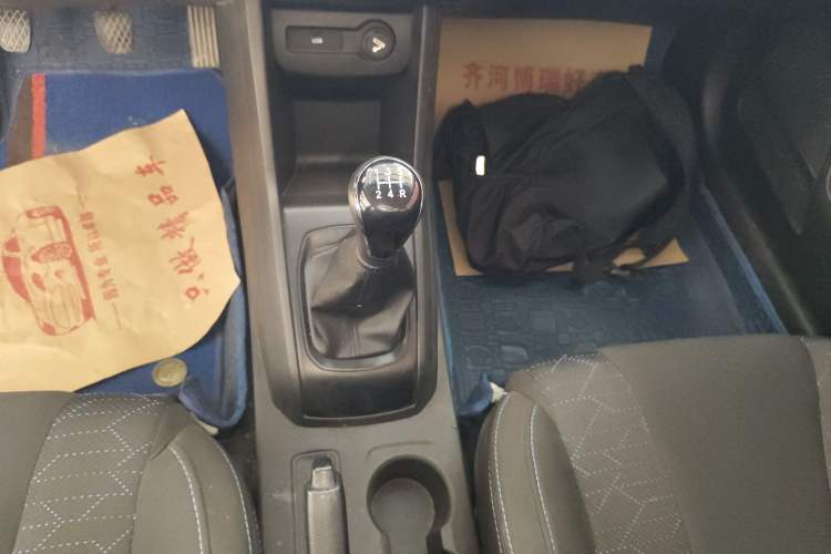Used Baojun 310 2016 1.2L manual Comfort trim level Gear Lever